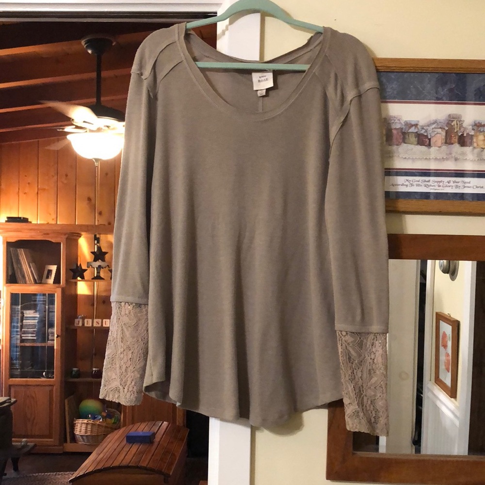 Lace cuffed pullover top